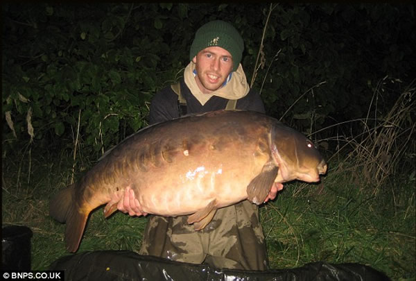 英国警察钓到28公斤鲤鱼