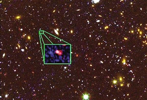 来自z8_GND_5296的光有个破纪录的红移并在图片中呈红色