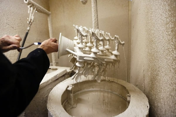 南安普敦的Polycast Limited公司,一名工匠正在制作劳斯莱斯的“飞天女神”车头立标。自2003年以来,这家公司便负责为劳斯莱斯制作车头立标,每年大约