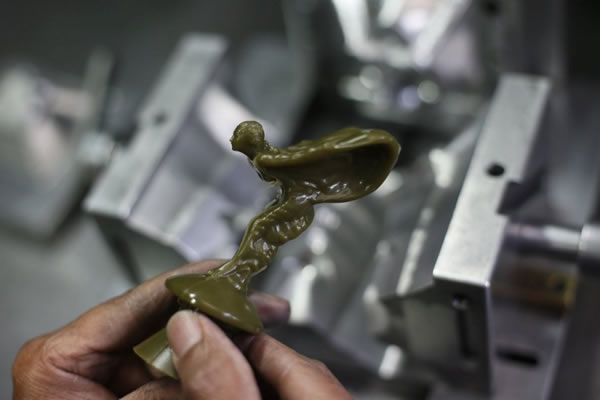 制作飞天女神车头立标时,工匠首先用蜡制作一个模型。