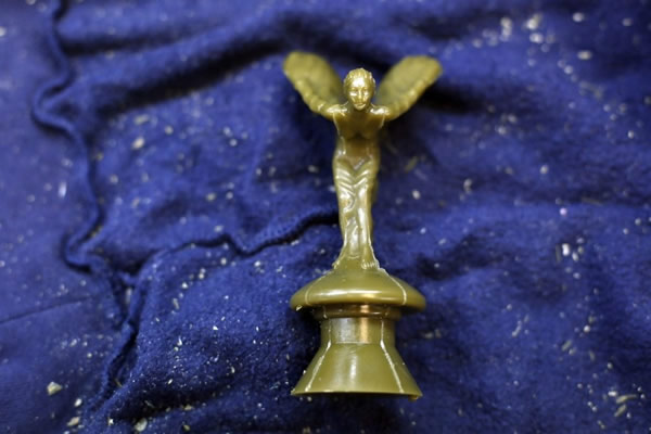 最初的飞天女神是英国雕塑家查尔斯·罗宾逊·塞克斯为疯狂的汽车迷蒙塔古勋爵设计制作的,以他的女秘书和情人艾琳娜·桑顿的形象为原型。很快,劳斯莱斯因车主自行制作车头