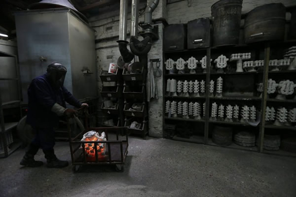 熔化的钢水注入模子。