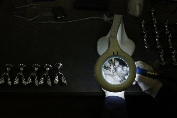 制作飞天女神立标是一个精细活,需要极高的精确度。