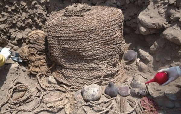 24日，秘鲁利马，考古人员在普卡纳古墓遗址发现了两具用植物纤维捆绑好的木乃伊。