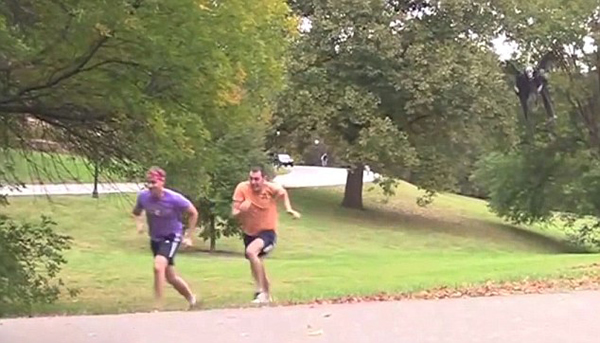 美国男子在万圣节前夕拍摄了一段黑衣骷髅吓人的恶作剧视频