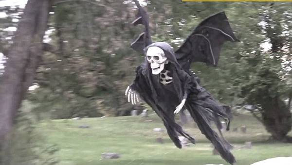 美国男子在万圣节前夕拍摄了一段黑衣骷髅吓人的恶作剧视频