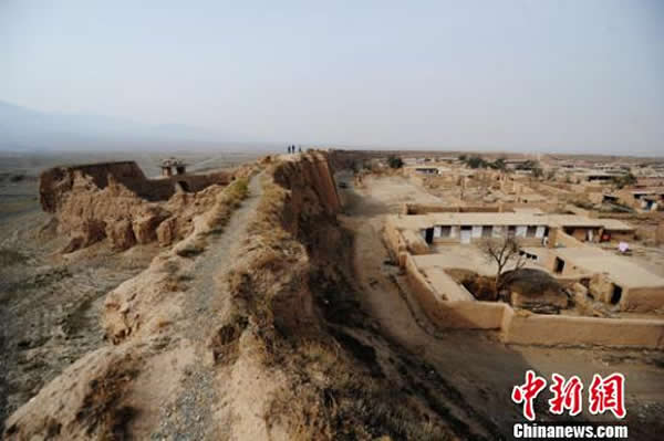甘肃腾格里沙漠边缘的明代永泰古城遭毁严重