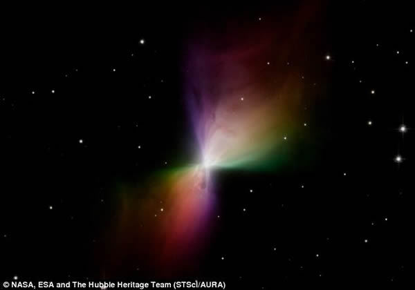 哈勃太空望远镜拍摄到的回力棒星云的早期图片。