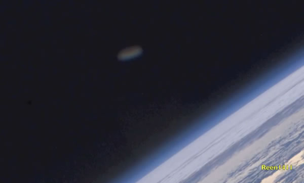 国际空间站拍摄到大西洋上空发现的太空不明飞行物