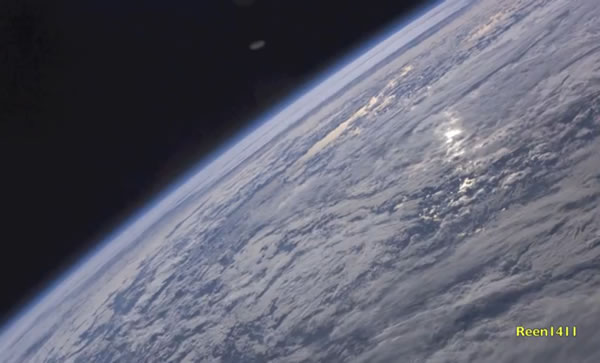 国际空间站拍摄到大西洋上空发现的太空不明飞行物