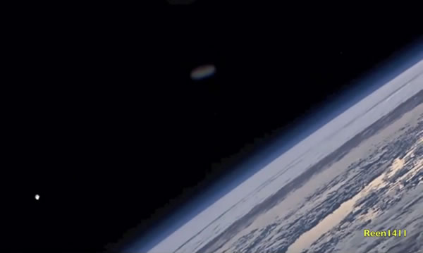 国际空间站拍摄到大西洋上空发现的太空不明飞行物