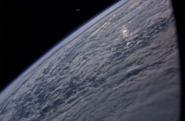 国际空间站拍摄到大西洋上空发现的太空不明飞行物