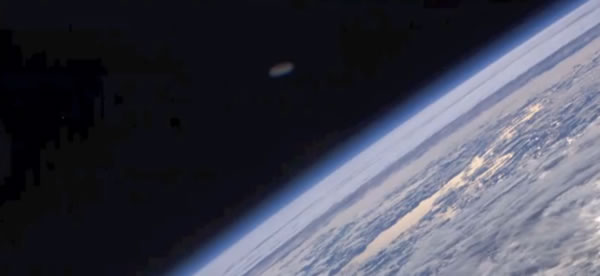 国际空间站拍摄到大西洋上空发现的太空不明飞行物