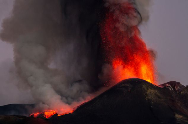 意大利西西里岛的埃特纳火山再次喷发