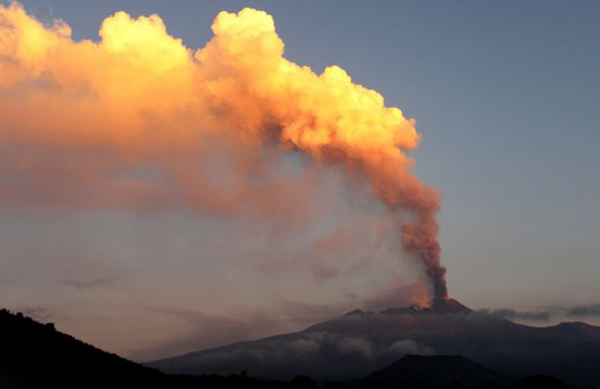 意大利西西里岛的埃特纳火山再次喷发