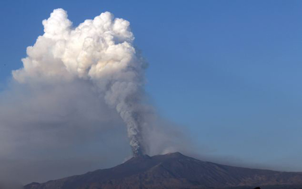 意大利西西里岛的埃特纳火山再次喷发
