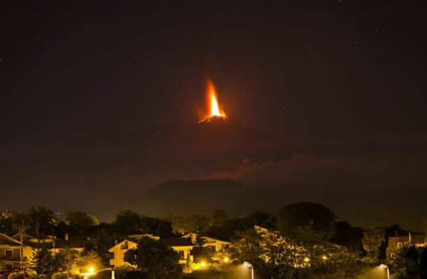 意大利西西里岛的埃特纳火山再次喷发