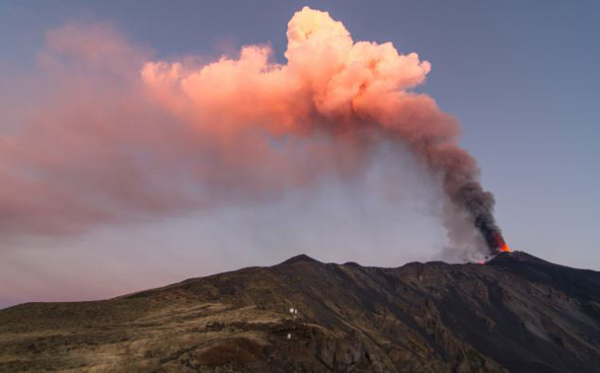 意大利西西里岛的埃特纳火山再次喷发