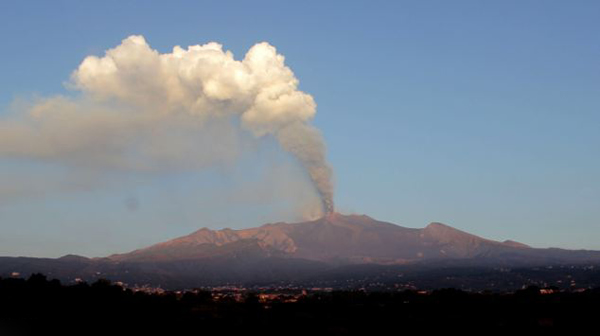 意大利西西里岛的埃特纳火山再次喷发