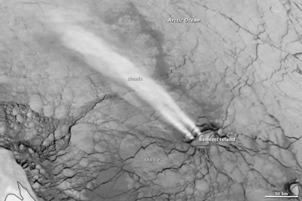 卫星照片展示了俄罗斯贝内特岛上空的神秘云柱