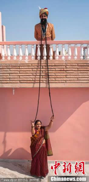 印度男子胡子长4.3米创吉尼斯世界纪录