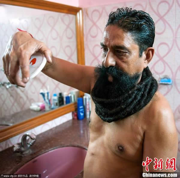 印度男子胡子长4.3米创吉尼斯世界纪录