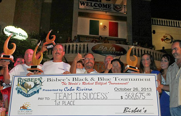 墨西哥钓鱼比赛中女子钓到一条351公斤的蓝色马林鱼