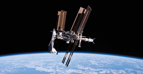 ����һ�ž���Ĺ�����Ӱ��ִ�и�������Ƿܽ��ź���ɻ�����Ҳ��2011����ִ�е����һ��������Ƭ�ɶ���˹���˺ŷɴ��е��Ա��27Զ�������Ա����•