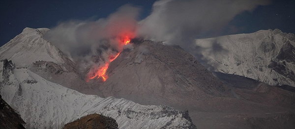 俄罗斯勘察加半岛上的舍维留奇火山和克柳切夫斯卡娅火山喷发的壮美场景