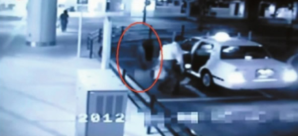 监控拍到灵异事件:半透明女子尾随男子上车 -