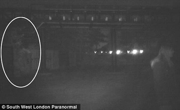 灵异专家在Thorpe Park拍到的照片显示「人影」和怪异的白雾。