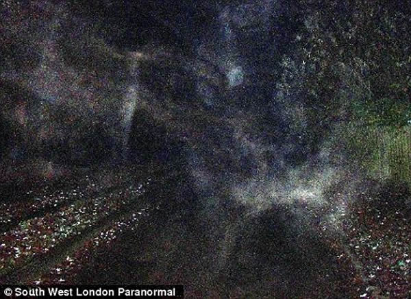 灵异专家在Thorpe Park拍到的照片显示「人影」和怪异的白雾。