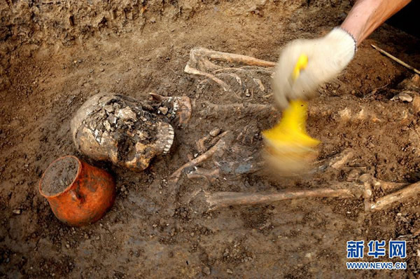 10月26日,考古人员在发掘现场清理