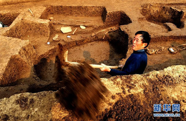 10月26日,考古人员在发掘现场清理