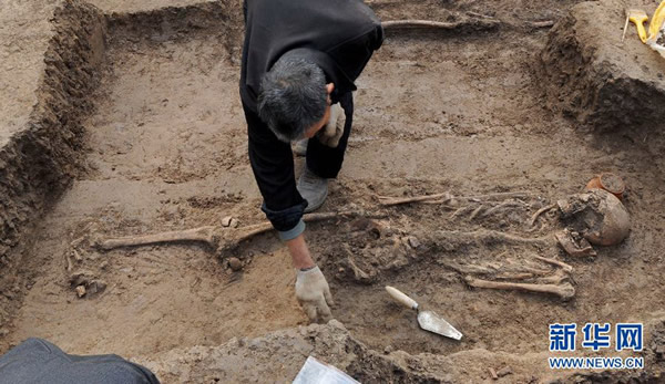 10月26日,考古人员在发掘现场清理