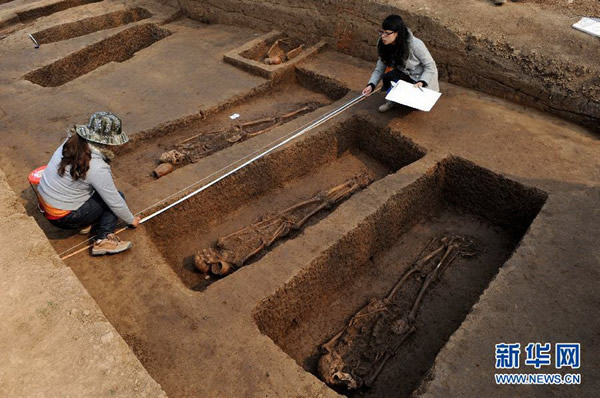 10月26日,考古人员在发掘现场清理