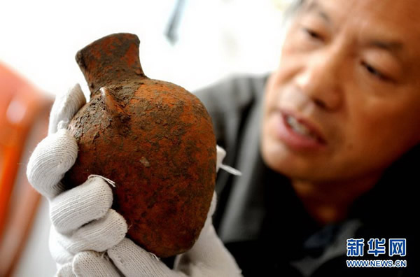 10月26日,考古人员对发掘出土的文物进行保护处理。