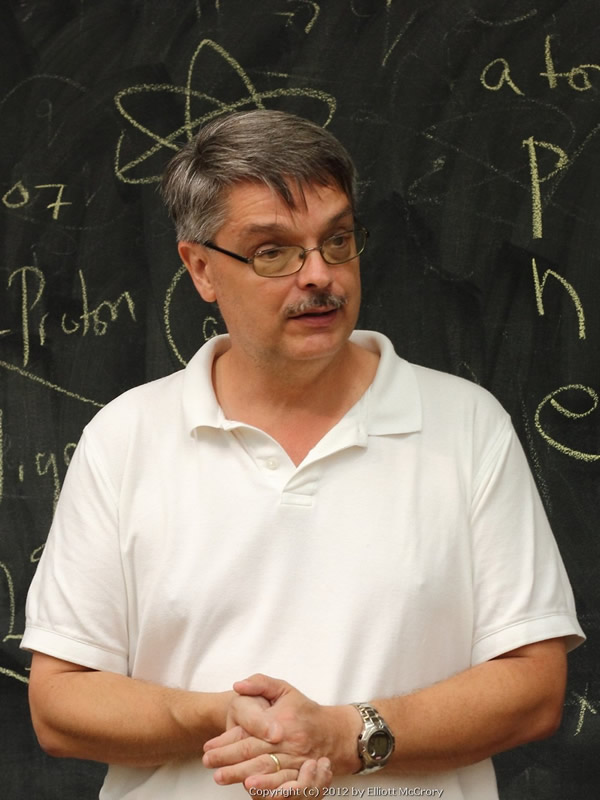 《外星人的宇宙:我们头脑中以及宇宙中的外星生命》一书的作者,美国费米国家实验室的粒子物理学家唐·林肯