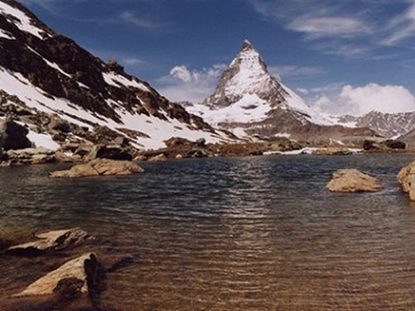 俄罗斯核污染“卡拉恰伊湖” 旁边站一小时就致命