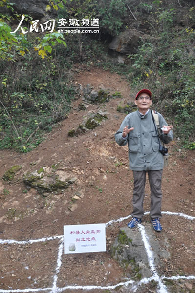 “和县猿人”发现者、中科院研究员黄万波在遗址现场当解说。