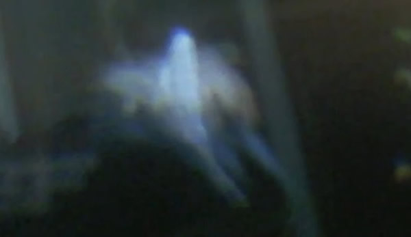 美国民宅屋主称拍摄到两只鬼魂在“鬼混”