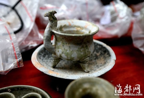 �����¯��һ�࣬����һֻ���ڷ���ķ�ˡ�