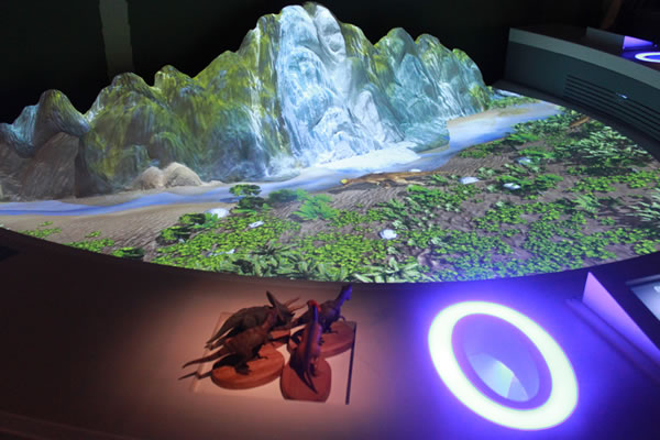 将恐龙模型摆入指定区域就会有相应的3D场景出现