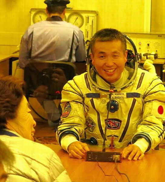 日本宇航员若田光一(右)出发前与母亲交谈