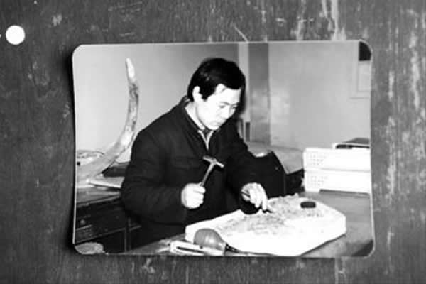 1982�꣬����ѧϰ�������޸������ĵ����꣬��Ұ������Ϊ�Ƚ����ӣ�����ͦ���˵ġ�ͼ�У��������޸�һͷ��¹�����ֵļ�ͷ���ӣ����ֵ�С��ͷ��������ֻ��Ƥ����������