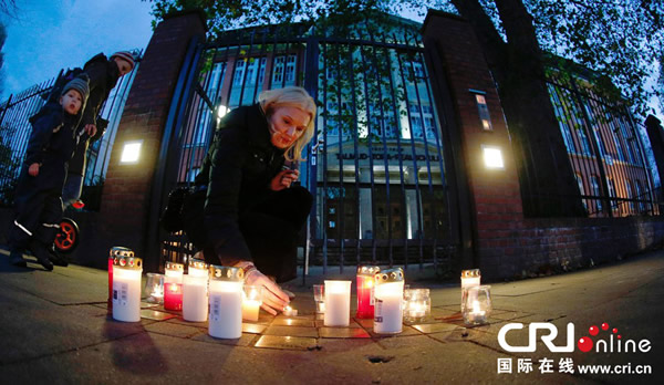 民众举行纪念仪式,摆放蜡烛悼念逝者。