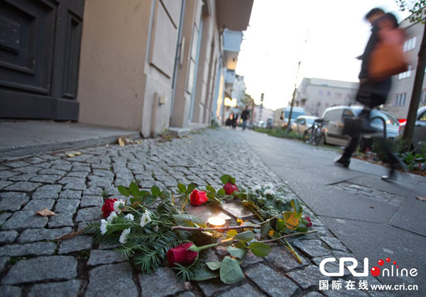 民众举行纪念仪式,摆放蜡烛悼念逝者。