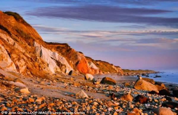 粘土在海水里形成水凝胶——大量微小空间可以吸附周围的其他矿物质、化学物质和小分子。该图显示的是美国马萨诸塞州艾奎纳的粘土悬崖结构