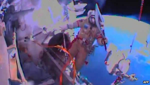 俄罗斯宇航员奥列格·科托夫(Oleg Kotov)携索契冬奥会火炬进行奥运火炬的首次太空行走