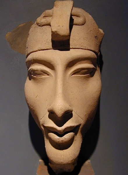 古埃及第十八王朝法老阿肯那顿头大无比胸似女人